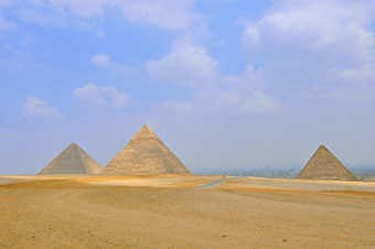 左から、クフ王のピラミッド、カフラー王のピラミッド、そして右がメンカウラー王のピラミッド