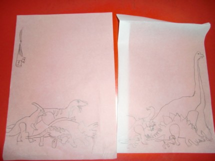 恐竜の大好きなとおるくん（4歳）。子どもの家でもトレーシングペーパーを使って写し絵をしています