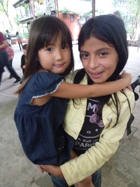 グアテマラで仲良くなったお姉さんに抱っこしてもらうメイちゃん 